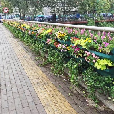 Selbstbewässernde verstellbare Geländer Kunststoff Hängende Blumenkrug Schienenplanter Design System